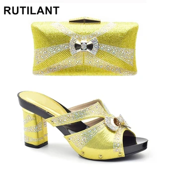 Разпродажба на последните италиански женските сватбени обувки в жълто и чанти, украсени с пайети, в Женски комплект с туфлями и чанта в тон